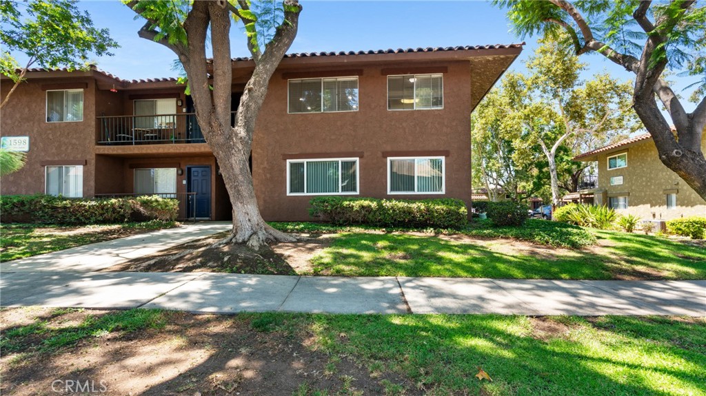 Very nice 2 Bedroom and 2 Bathroom beautiful open condo. This property offers quick access to the 91 and 15 Freeway as well as shopping centers and restaurants. This condo is an upper unit so you will not have anyone above you. The community amenities include, Lake with walking path, catch & release fishing, pedal boats, big pool pavilion rental for parties, BBQs, basketball & Tennis courts.