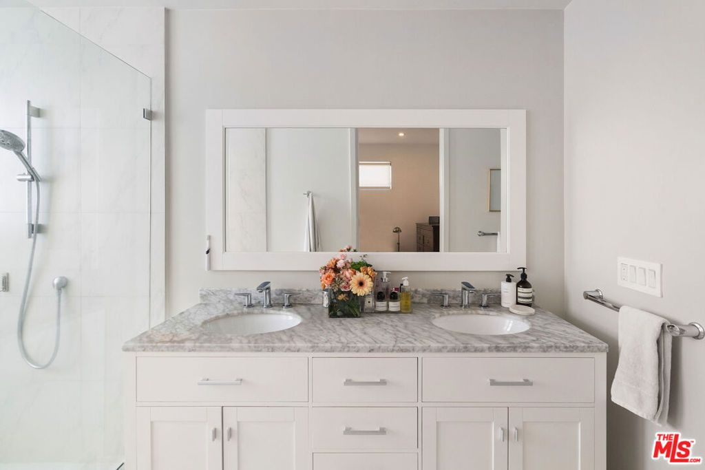 listing image 130723569551343907623