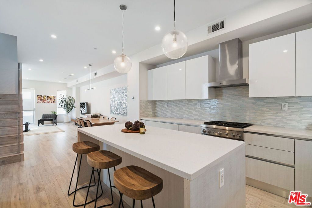 listing image 130724775242992841593