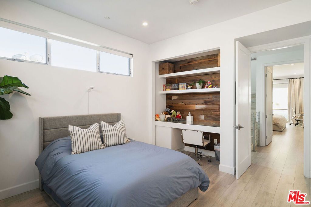listing image 130721687770313890305