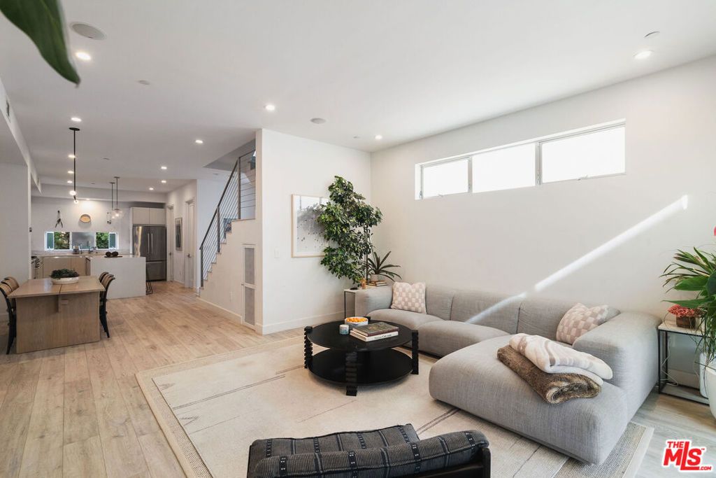 listing image 130721794002205877770