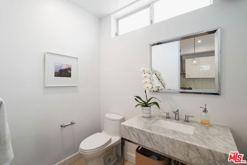 listing image 130726656757844401344