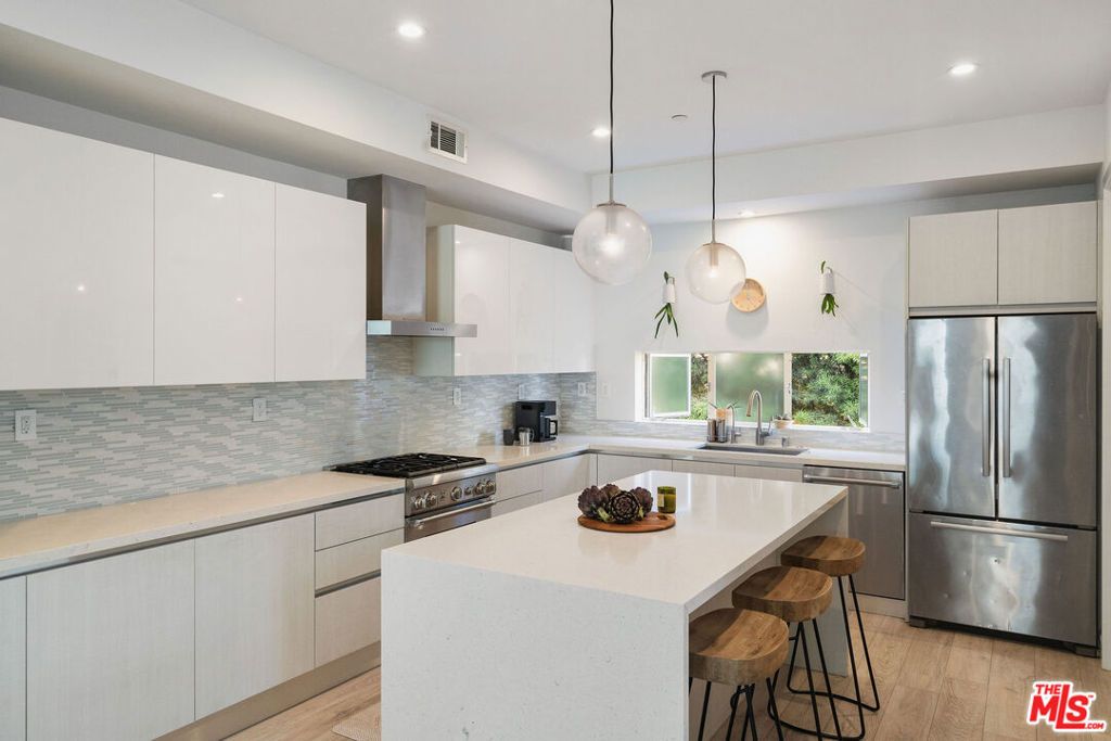 listing image 130727939217829925350