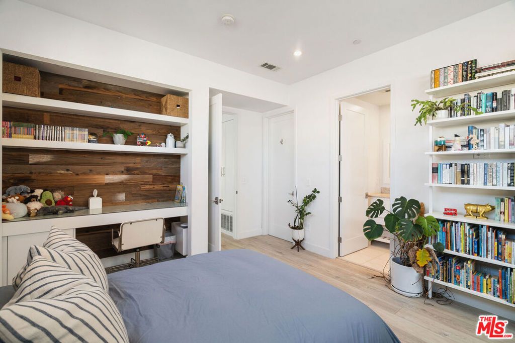 listing image 130722879402961062018