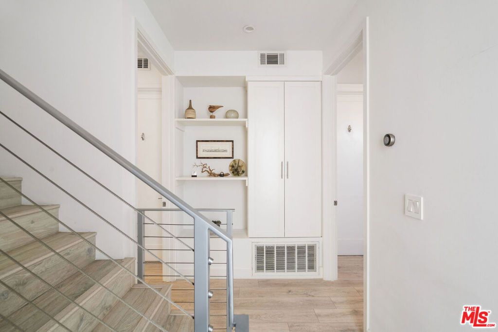 listing image 130720525665132976089