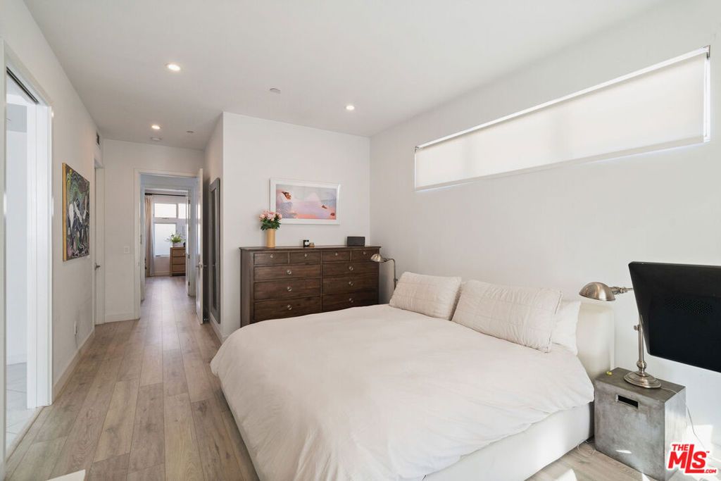 listing image 130726529299459764493
