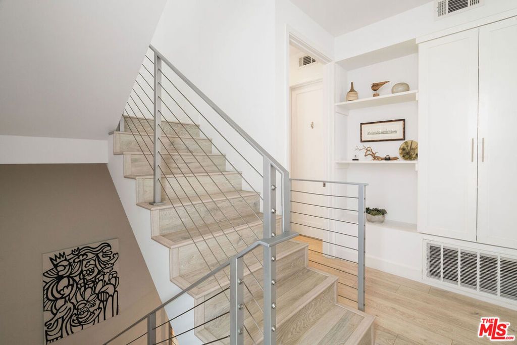 listing image 130720314145293950072