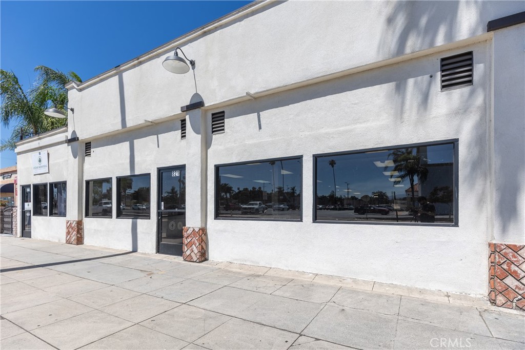 The recently light interior and exterior remodel with potential for historic designation and 1960 establishment is 2 units within walking distance to Downtown Redlands and the Train Station. Both units have previously been leased and occupied with business tenants sharing up to 16 additional parking spaces. The subject sits near the intersection of Orange St and Colton Ave with easy access to Interstate 10 freeway on and off ramps. The neighbors include Stater Bros., Domino’s Pizza, Chevron Gas, Salvation Army and Liberty Tax.