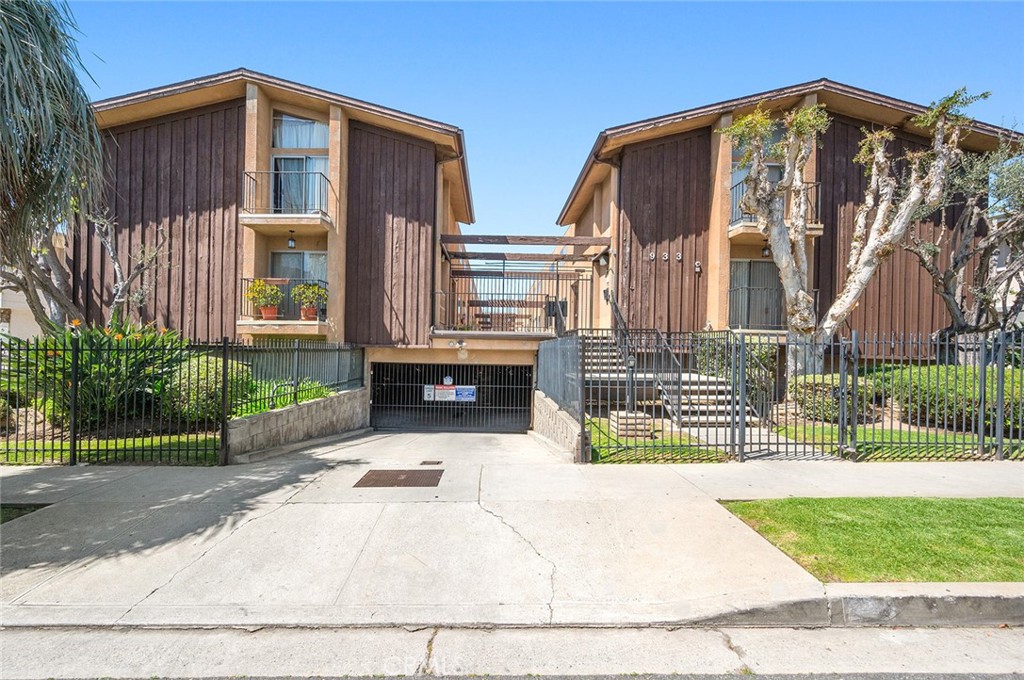 Welcome to your dream home in booming Inglewood! Just minutes from SoFi Stadium, this beautifully updated 2-bedroom, 2-bathroom residence offers the perfect blend of modern comfort and unbeatable location.
Step inside to find an open-concept living space filled with natural light, sleek finishes, and thoughtful design. The spacious living room flows effortlessly into the dining area and kitchen ideal for entertaining or cozy nights in.
Both bedrooms are generously sized, with the primary suite offering plenty of closet space. The second bedroom is perfect for guests, a home office, or your growing needs. The spacious restroom upstairs also offers a jacuzzi tub for all your relaxing evenings.
Enjoy your morning coffee or evening wind-down on the private patio, and take advantage of the secure parking, in-unit laundry, and low-maintenance lifestyle this property offers.
Whether you’re an investor, first-time buyer, or simply looking to live steps away from Inglewood’s vibrant entertainment hub, this home checks every box. Moments from dining, shopping, freeways, and public transit—this is urban living at its best.