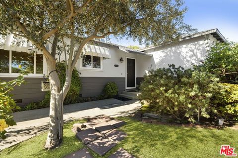 Photo of 7507 Oak Park Avenue, Lake Balboa, CA 91406 (MLS # 25627537)