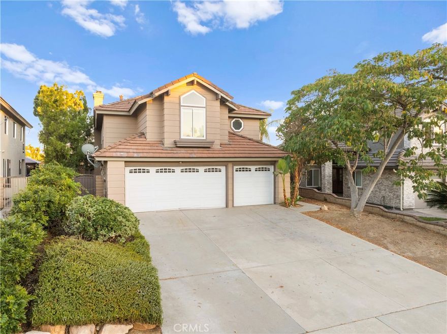 Welcome to this beautiful Murrieta home with PAID SOLAR, a Fully remodeled kitchen, and a downstairs bedroom with a full bath!!! Walking through the front door you will immediately appreciate the open concept layout and the large formal dining room. The kitchen has brand new stainless steel appliances, tons of countertop space, and opens up the large living room, perfect for family gatherings. Moving upstairs you will see the three additional guest bedrooms are great sizes, sharing a large guest bathroom. The master suite is huge, offering a private balcony, dual vanities in the bathroom along with a separate soaking tub & walk in shower. Schedule your tour now!!