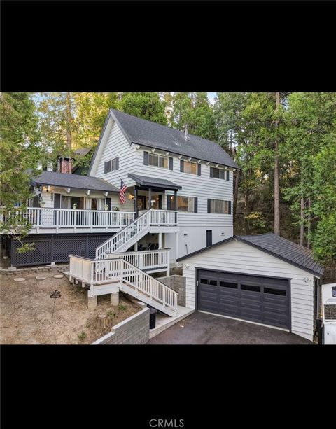 Photo of 539 Rainier Rd, Lake Arrowhead, CA 92352 (MLS # DW25235440)