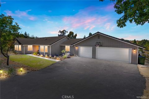 Photo of 164 Helgren Court, Templeton, CA 93465 (MLS # NS26128009)
