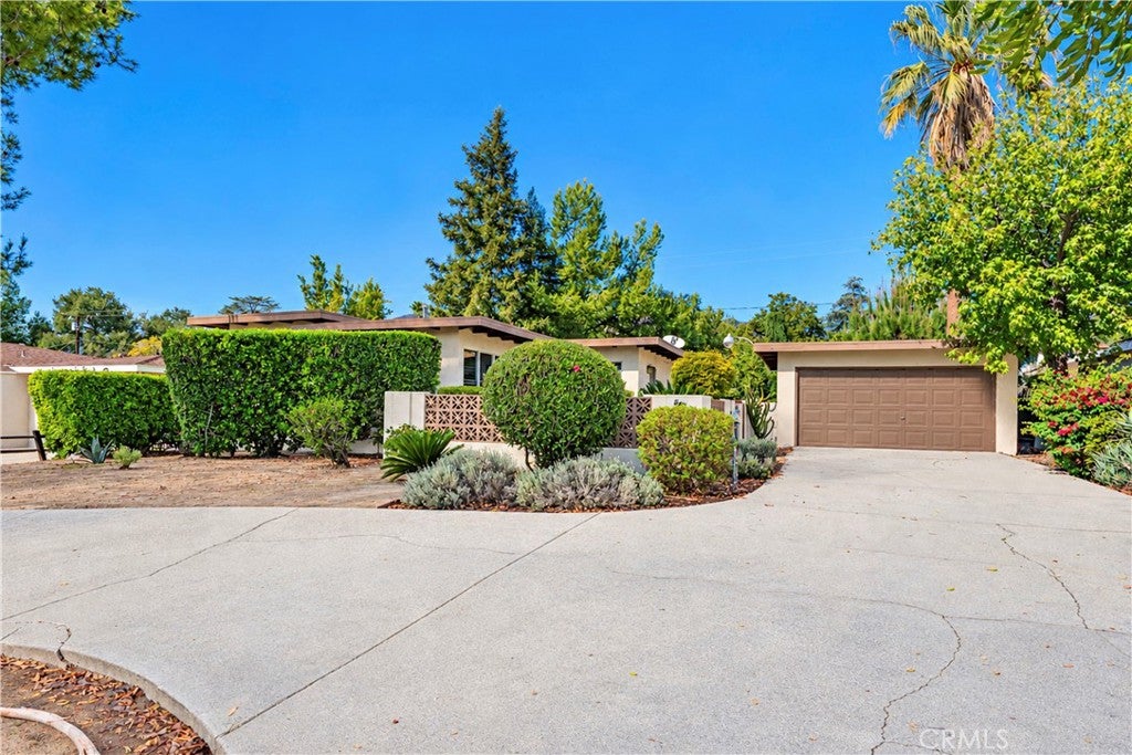 643 E Foothill Boulevard
