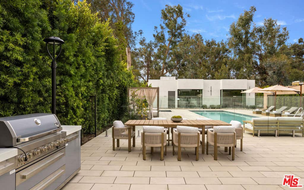 Photo of 505 S Barrington Avenue #404, Los Angeles, CA 90049 (MLS # 26842453)