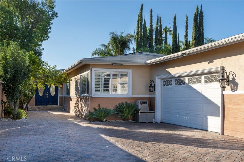 Photo of 5525 Beckford Ave, Tarzana, CA 91356 (MLS # SR25247391)