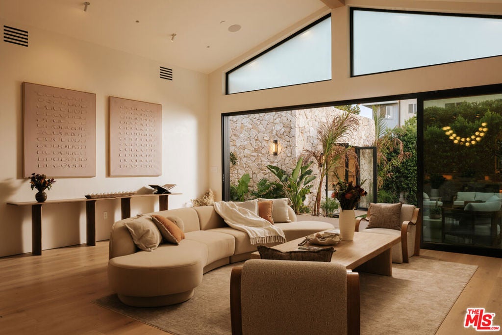 Photo of 14800 McCormick Street, Sherman Oaks, CA 91411 (MLS # 26991037)