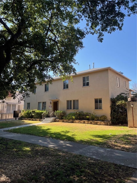 Photo of 327 Riverdale DR, Glendale, CA 91204 (MLS # AR26185366)