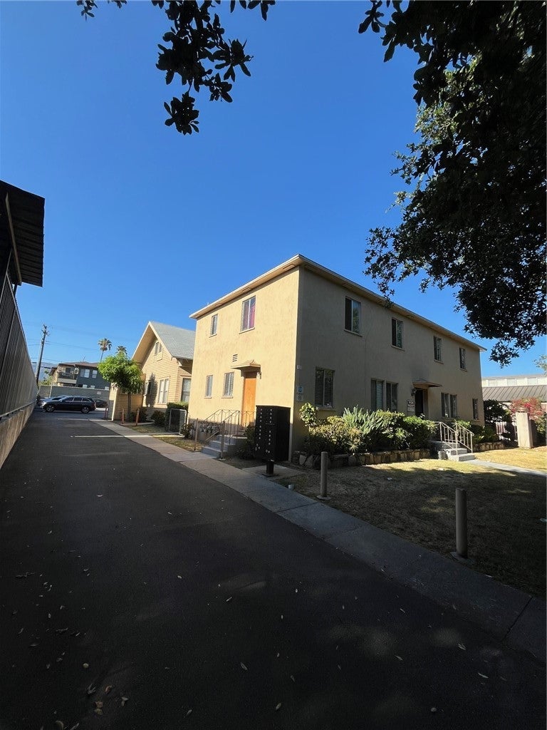 327 Riverdale