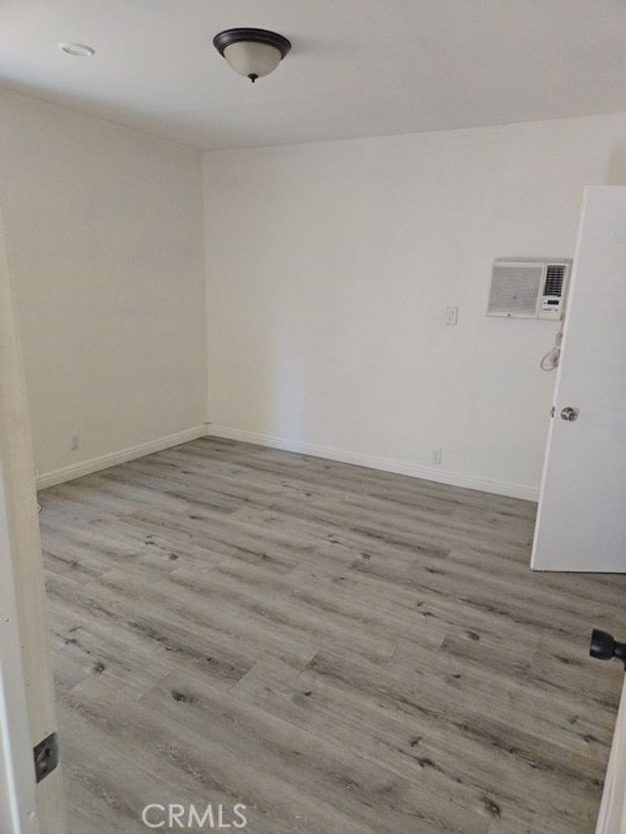 Good rent income, front unit 3bedroom 2 bath for new owner ok