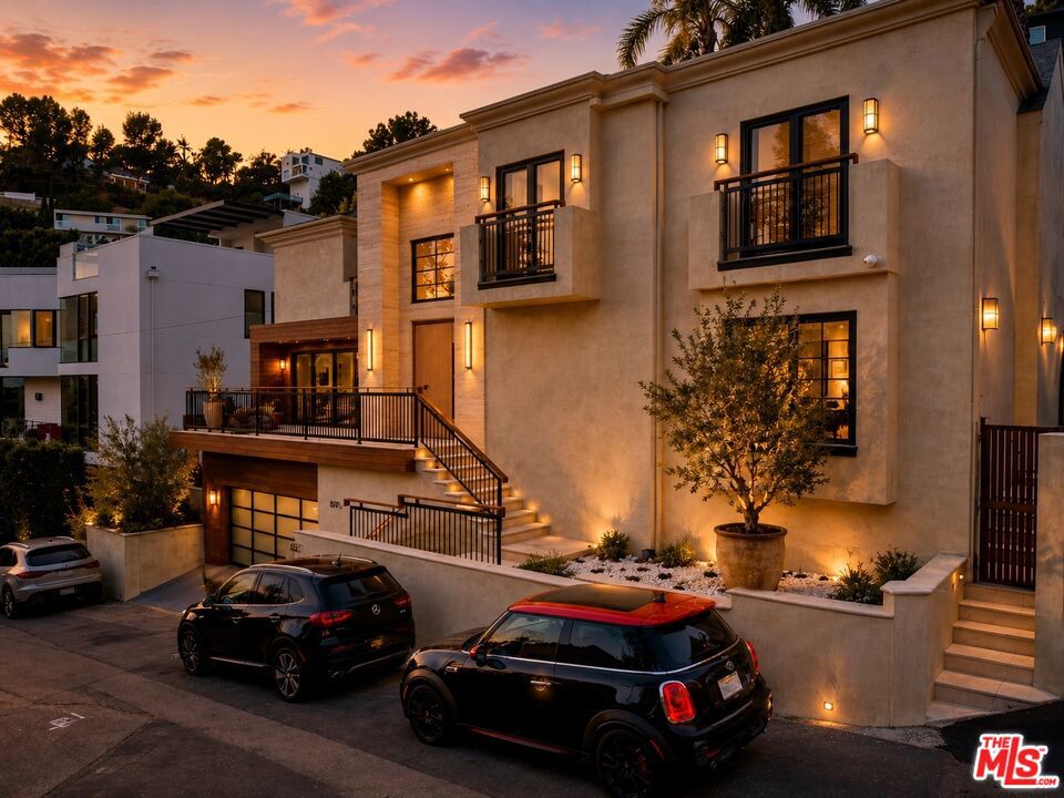 8721 W SUNSET PLAZA TERRACE