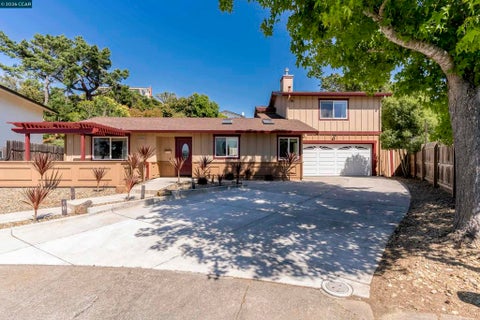 Photo of 144 Dartmouth Pl, Benicia, CA 94510 (MLS # 41135736)