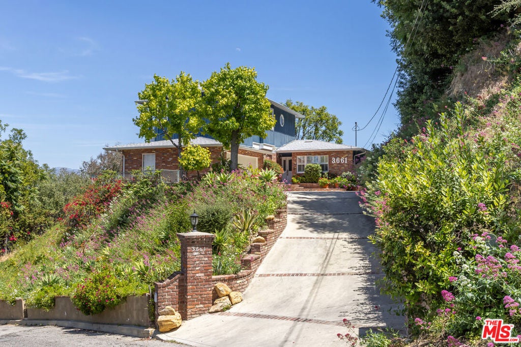 3661 Sunswept Drive