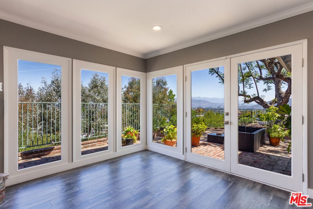 3661 Sunswept Drive