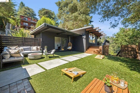 Photo of 30 Southwood Ct, Oakland, CA 94611 (MLS # 41143838)