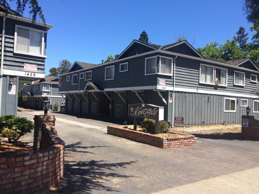 Nice 2 bedroom, 1 bathroom apartment. Excellent location near Red Morton Park and downtown Redwood City. Easy access to Woodside Road and highways 101 and 280. Also includes a 1 car detached garage. Complex includes a pool and laundry room. Available Now.