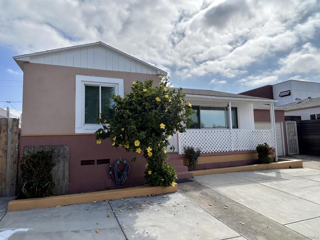 Picture Perfect Residence in Chollas Creek, 3 Bed 2 Bath PLUS Family Room, Dining Room, Hardwood Floors, Stainless Appliances, WASHER & DRYER, Ceiling Fans, Front Porch, Fully Fenced Yard, Driveway & Garage. (Please preview this rental prior to submitting an application).