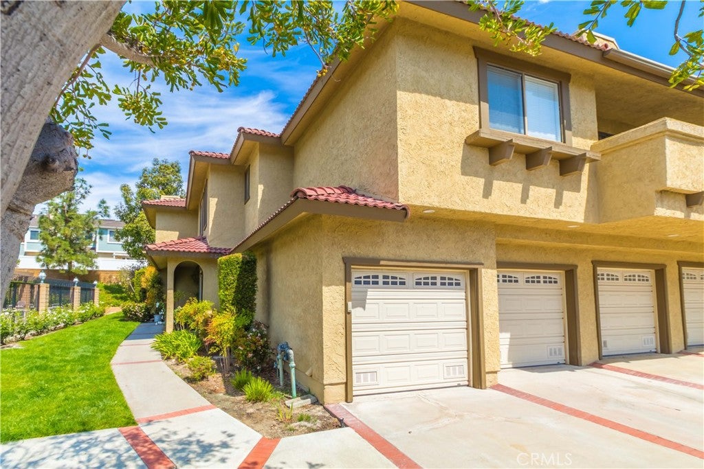 25261 Tanoak Ln