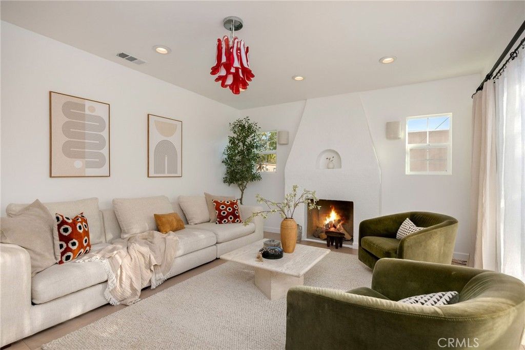 Photo of 800 N Formosa Ave, Los Angeles, CA 90046 (MLS # SB25223314)