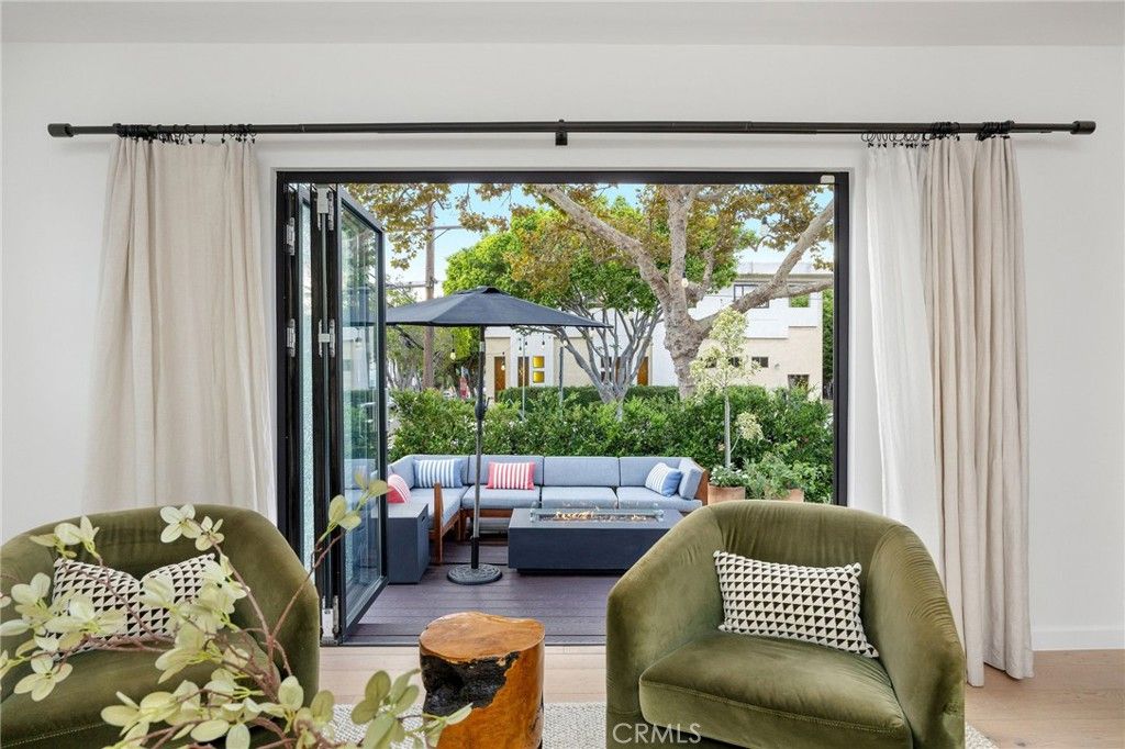 Photo of 800 N Formosa Ave, Los Angeles, CA 90046 (MLS # SB25223314)