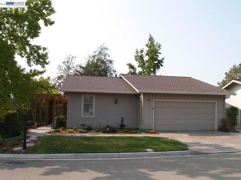 Photo of 703 Paradise Valley Ct, Danville, CA 94526 (MLS # 41129376)
