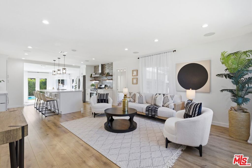 Photo of 17320 Tiara Street, Encino, CA 91316 (MLS # 26672161)