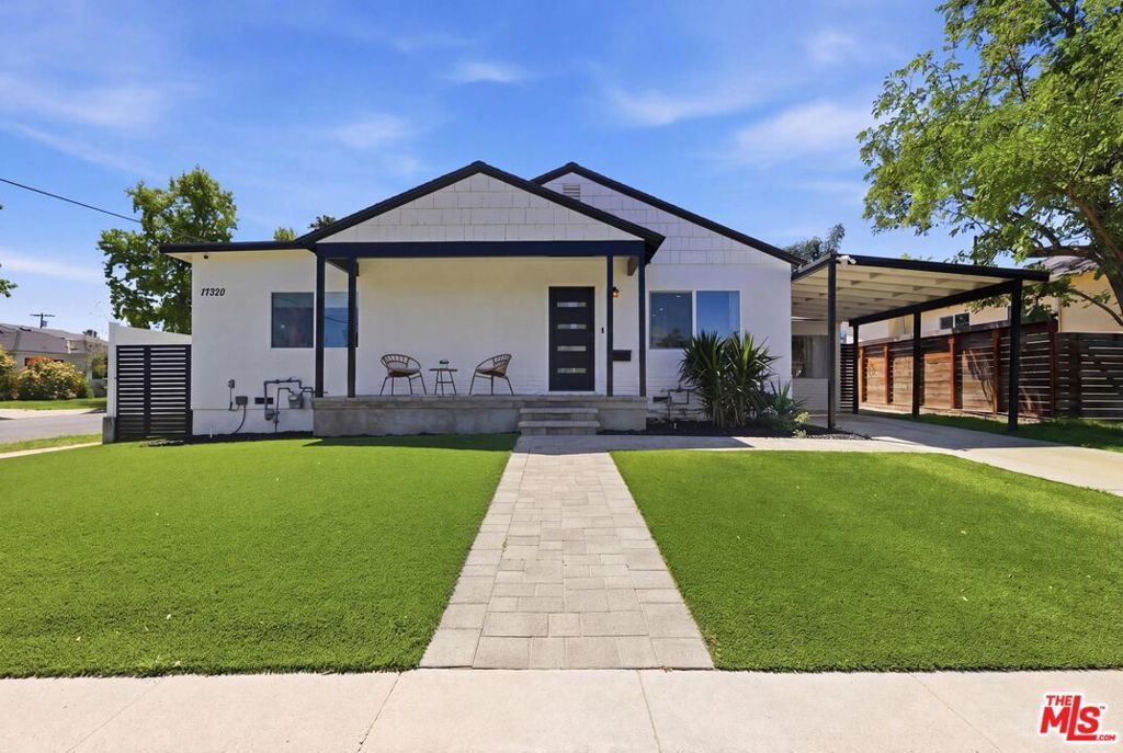 Photo of 17320 Tiara Street, Encino, CA 91316 (MLS # 26672161)