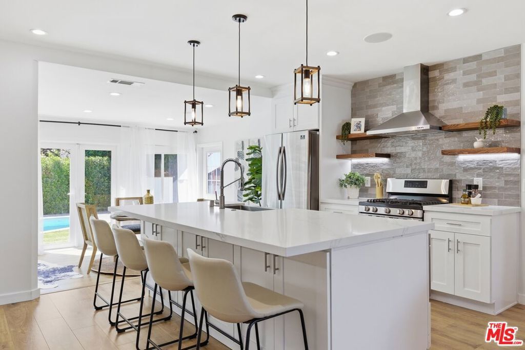 Photo of 17320 Tiara Street, Encino, CA 91316 (MLS # 26672161)