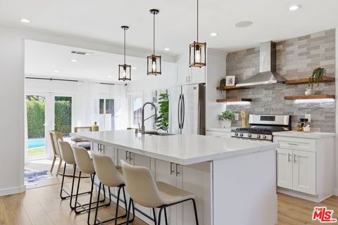 Photo of 17320 Tiara Street, Encino, CA 91316 (MLS # 26672161)