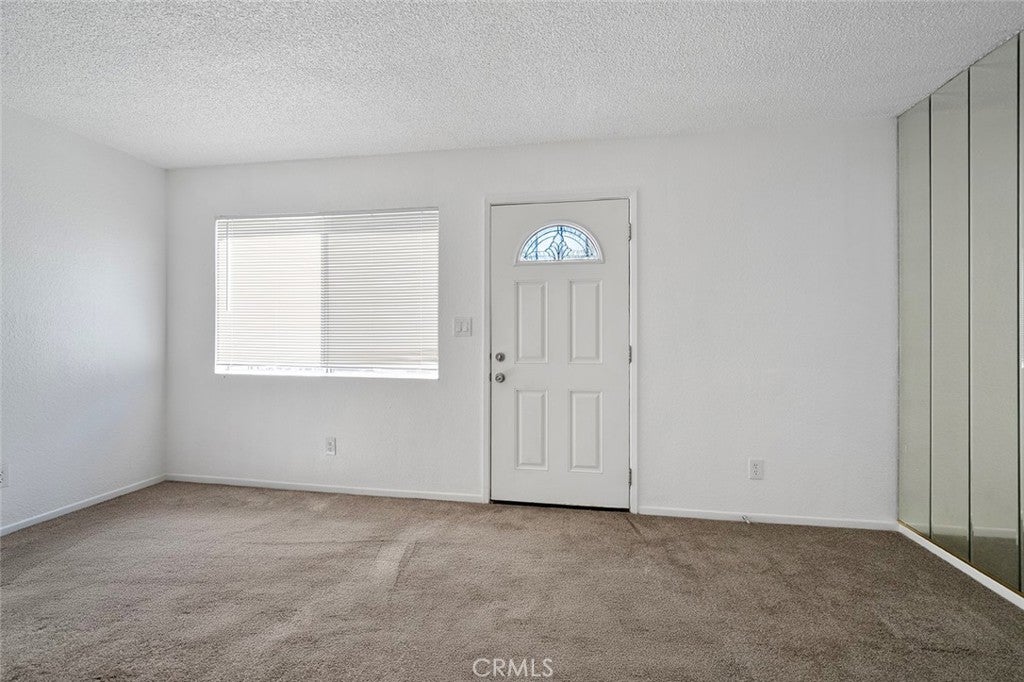 1911 N Summit