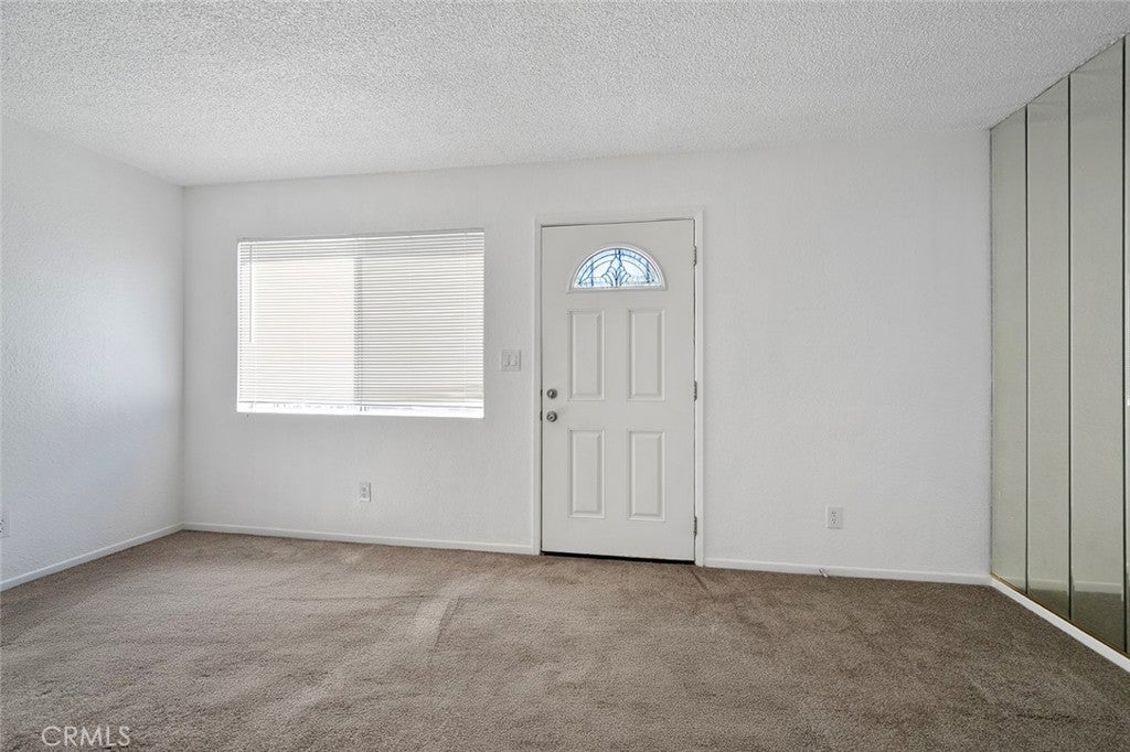 1911 N Summit