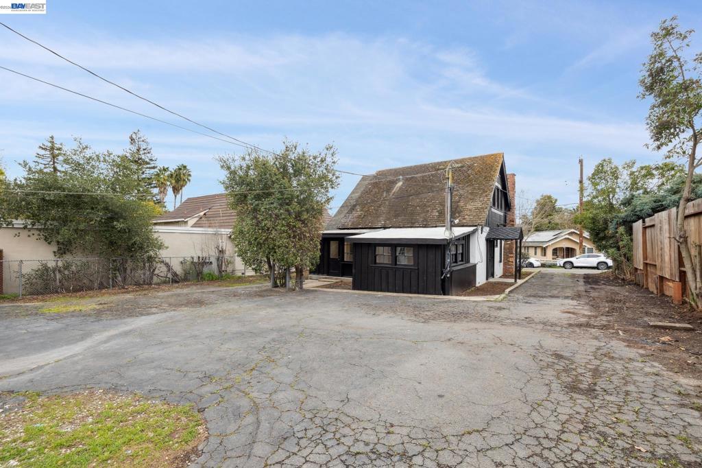 1856 1856 Almond Ave