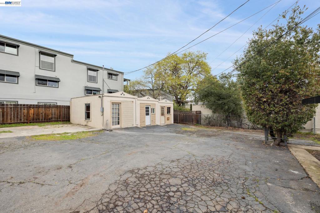 1856 1856 Almond Ave