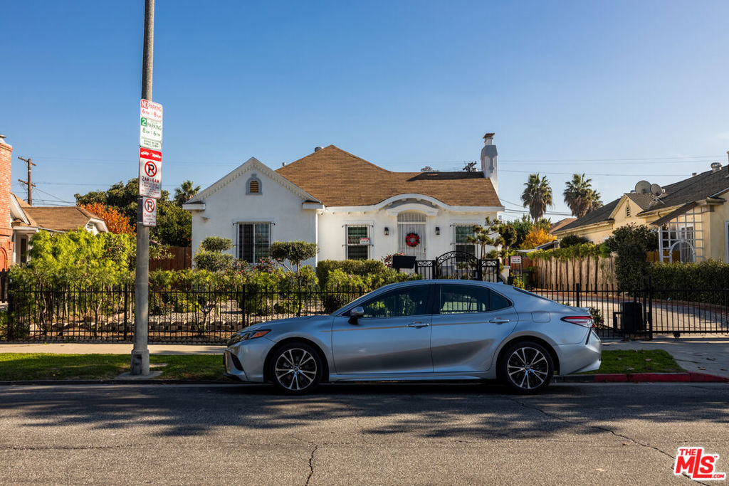 Main image without alt text