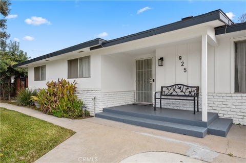 Photo of 925 S Purdue Avenue, Fresno, CA 93727 (MLS # FR26024138)
