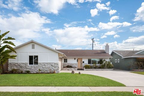 Photo of 14592 Belmar Circle, Huntington Beach, CA 92647 (MLS # 26644251)