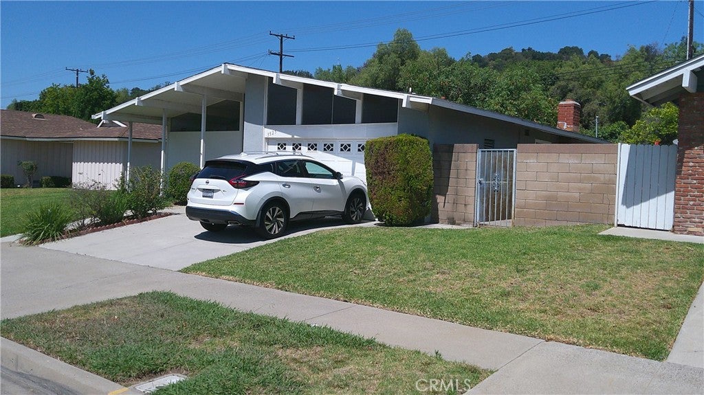 3525 Castle Rock