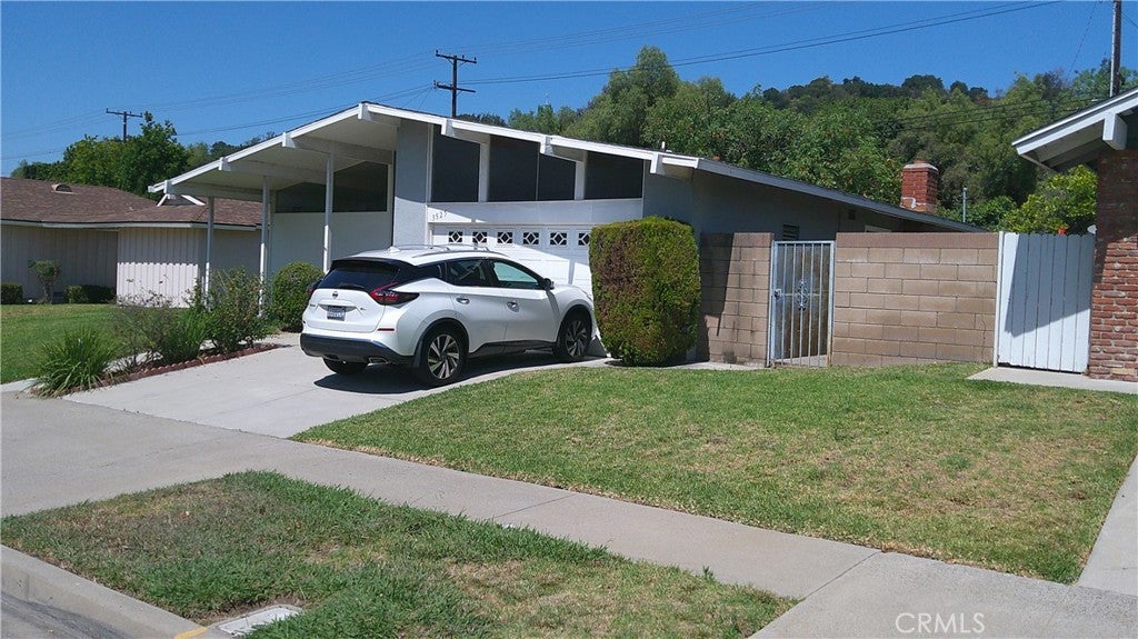 3525 Castle Rock