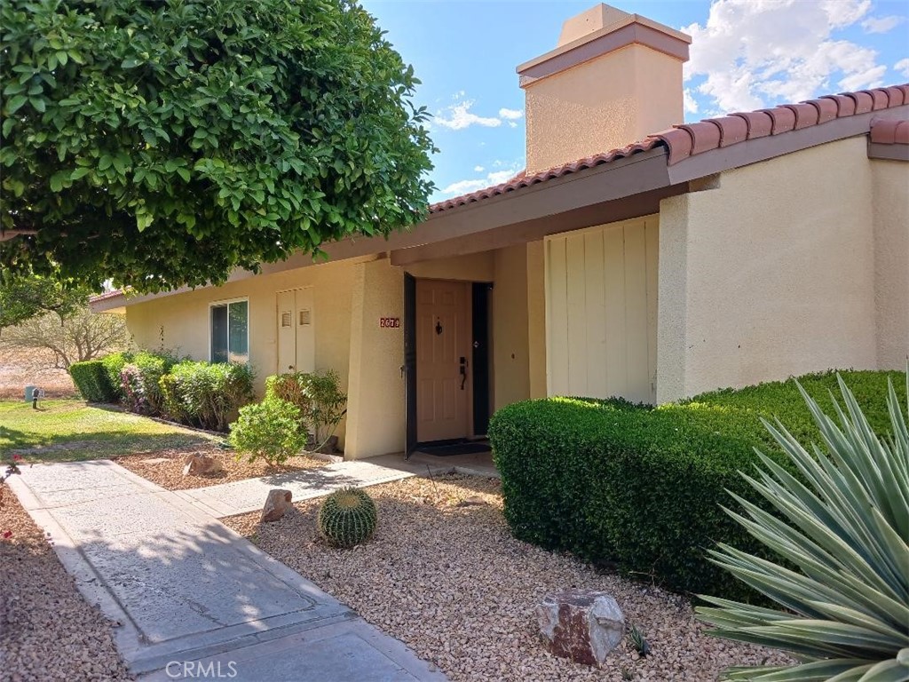 Single lever ground end unit condo for rent. No unit in front of you and no unit in back of you with also two patios front and back. Gated, peaceful and well maintained community. Ready for move in July 14th.