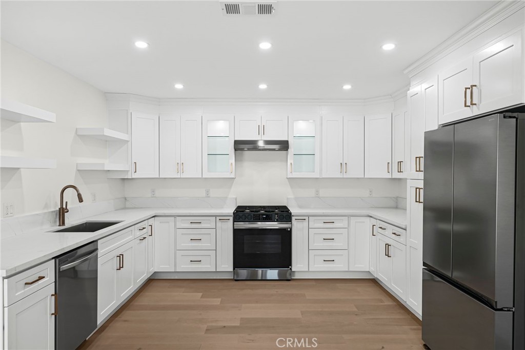 9076 9078 Lev Avenue